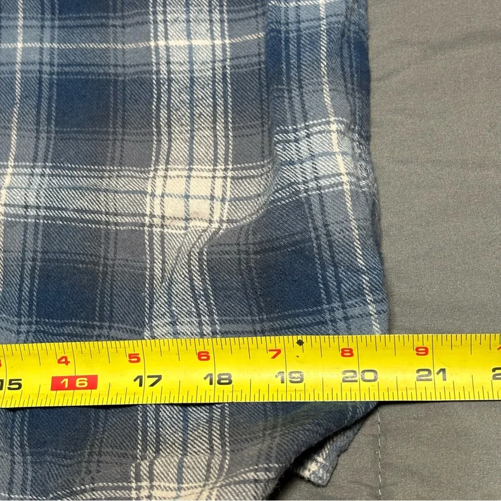 Wolverine men’s size L rn 19414 flannel style button‎ up